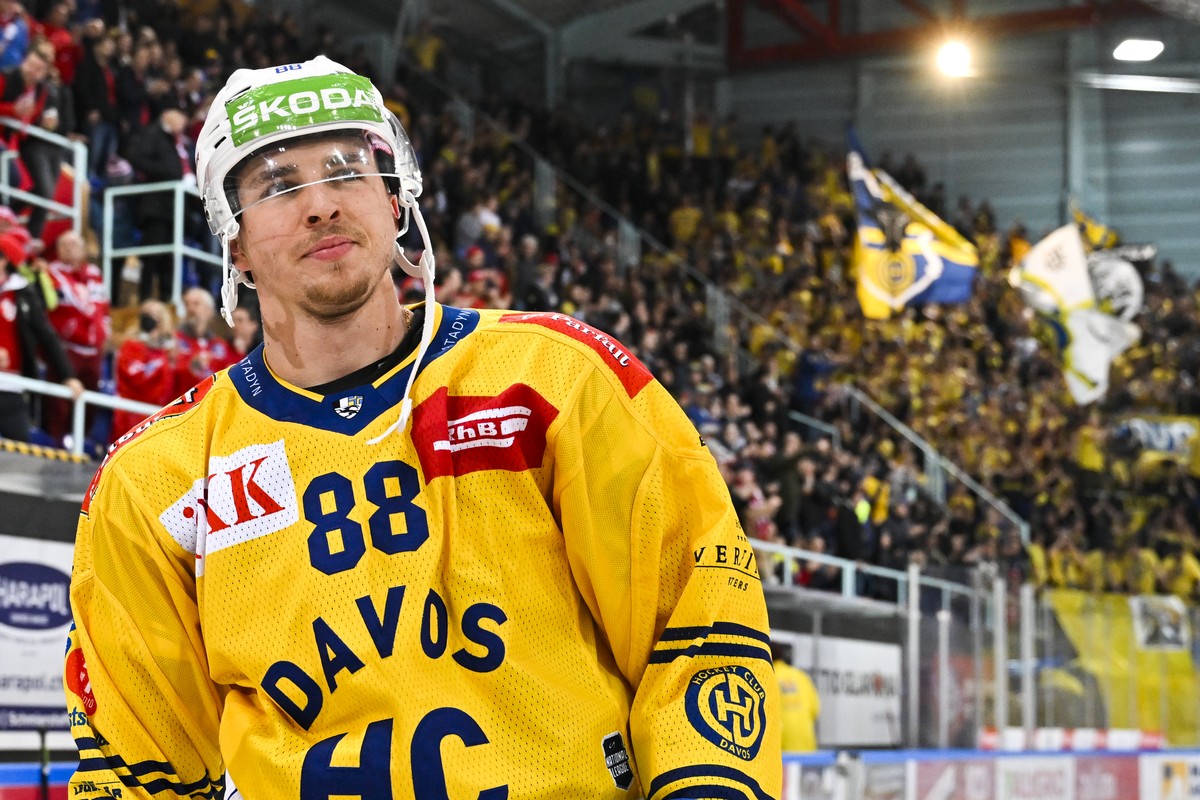 Davos' Kristian Pospisil in Spiel 5 des Playoff 1/4 Final Eishockeyspiels der National League zwischen den Rapperswil-Jona Lakers und dem HC Davos, am Samstag, 2. April 2022, in der St. Galler Ka ...