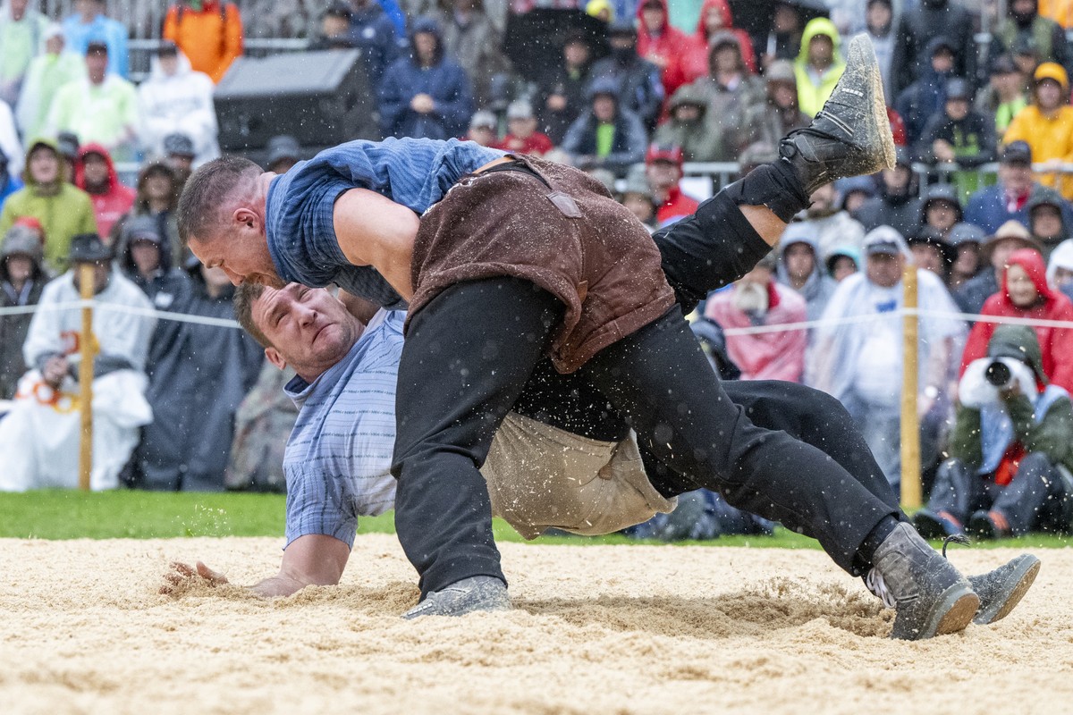 Fabian Staudenmann, oben, und Armon Orlik, unten, im Schlussgang beim Eidgenoessischen Jubilaeumsschwingfest, am Sonntag, 8. September 2024, in Appenzell. Der Eidgenoessische Schwingerverband begeht m ...