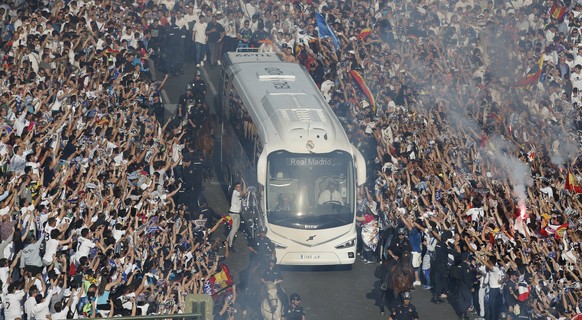 Football Soccer - Real Madrid v Manchester City - UEFA Champions League Semi Final Second Leg - Estadio Santiago Bernabeu, Madrid, Spain - 4/5/16
Fans with the Real Madrid team bus as it arrives at t ...