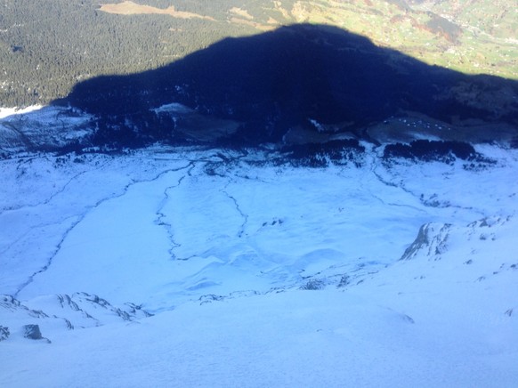 Der Blick aus der Eigernordwand. Es geht hier praktisch senkrecht runter – unfassbar eindrücklich.