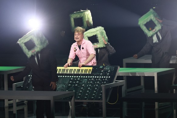 epaselect epa12965543 Look Mum No Computer of United Kingdom performs the song 'Eins Zwei Drei' during the grand final of the 70th Eurovision Song Contest (ESC) in Vienna, Austria, 16 May 20 ...