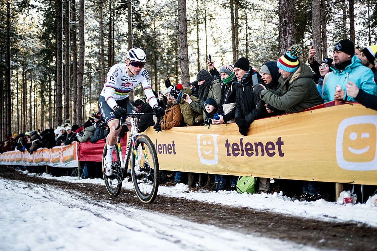 ZONHOVEN, BELGIUM - JANUARY 04: Mathieu van der Poel of the Netherlands and Team Alpecin-Premier Tech competes during the 29th Zonhoven UCI Cyclo-Cross Worldcup 2026, Men's Elite on January 04, 2 ...