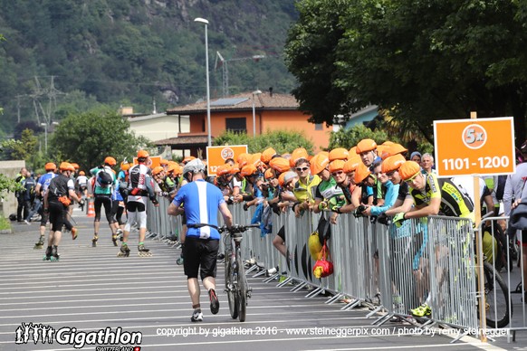 BIASCA, 11.06.2016 - Wechselzone von der Inline- auf die Bikestrecke in Biasca am Sabato Ticinese am Gigathlon 2016. 

copyright by gigathlon.ch &amp; www.steineggerpix.com / photo by remy steinegger
 ...