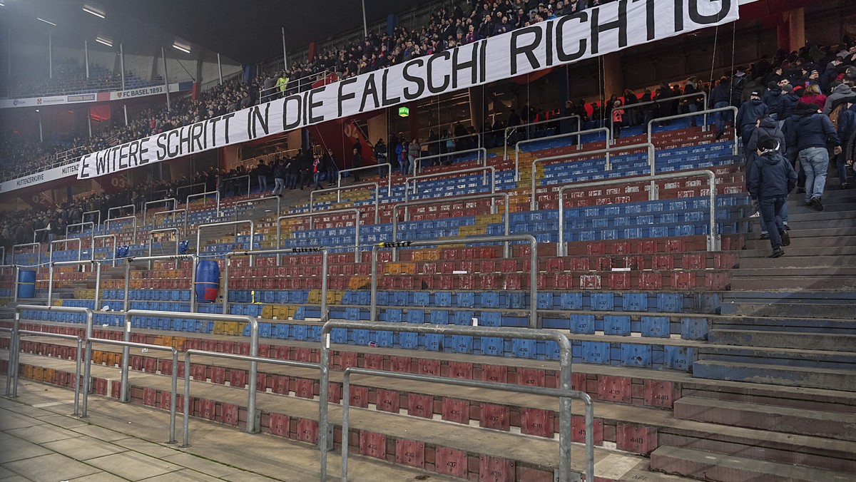 Die Fans der Muttenzer Kurve verlassen das Stadion zu Beginn des Fussball Meisterschaftsspiels der Super League zwischen dem FC Basel 1893 und dem FC St. Gallen 1879 im Stadion St. Jakob-Park in Basel ...