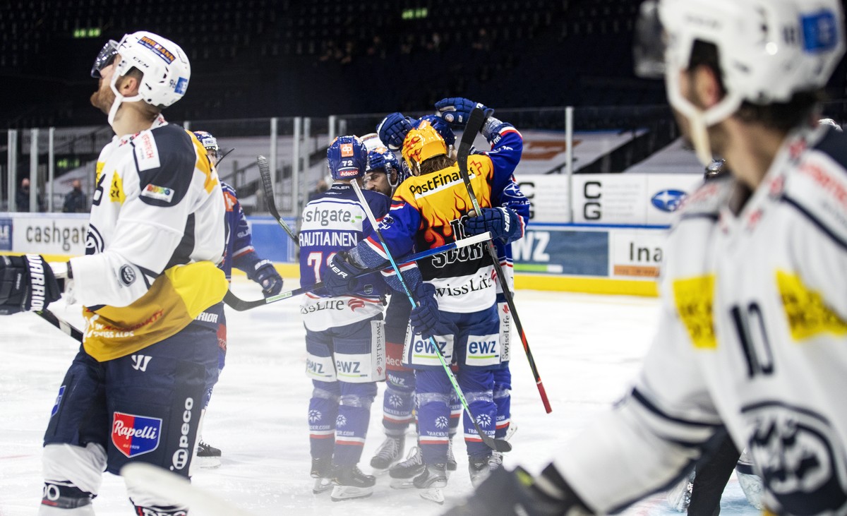 Jubel bei den Spielern der ZSC Lions nach dem Tor zum 4-2 im Eishockey Spiel der National League zwischen den ZSC Lions und dem HC Ambri Piotta, am Dienstag, 30. Maerz 2021, im Hallenstadion in Zueric ...