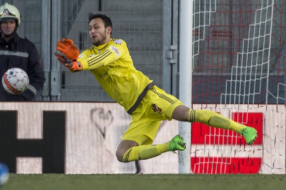 Le gardien balois Mirko Salvi arrete un ballon Sedunois lors de la rencontre de 1/4 de finale de la Coupe Suisse de football entre le FC Sion et le FC Bale 1893 ce dimanche 13 decembre 2015 au stade d ...