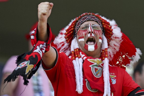 epa04753582 A Benfica fan cheers on his team prior to the Portuguese First League soccer match between Guimaraes and Benfica at D. Afonso Henriques stadium in Guimaraes, Portugal, 17 May 2015.  EPA/JOSE COELHO