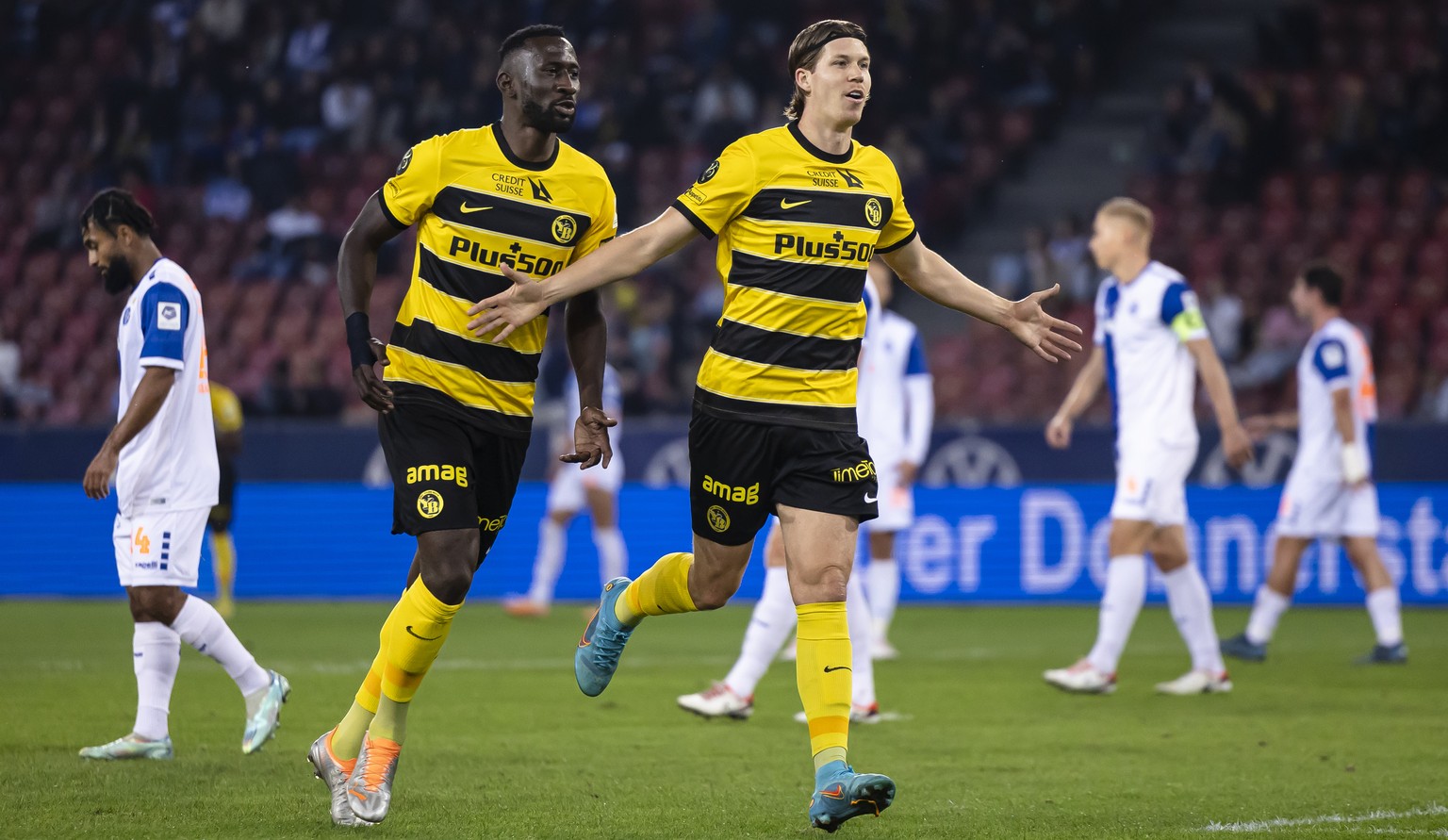 YB&#039;s Cedric Itten, rechts, jubelt mit YB&#039;s Silvere Ganvoula, links, nach seinem Treffer zum 0:1 im Fussball Meisterschaftsspiel der Super League zwischen dem Grasshopper Club Zuerich und den ...