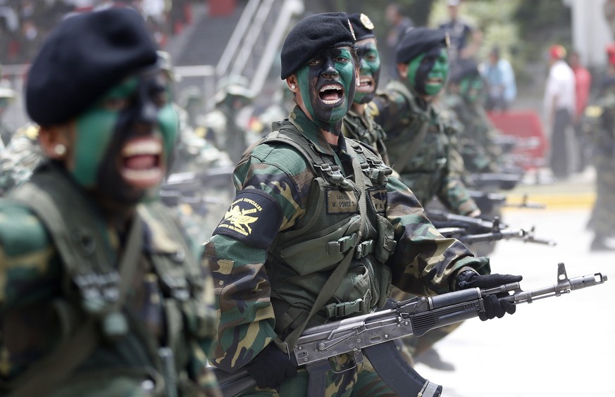 Female soldiers march during a parade marking Venezuela&#039;s Independence Day in Caracas, Venezuela, Tuesday, July 5, 2016. Venezuela is marking 205 years of independence. (AP Photo/Ariana Cubillos)