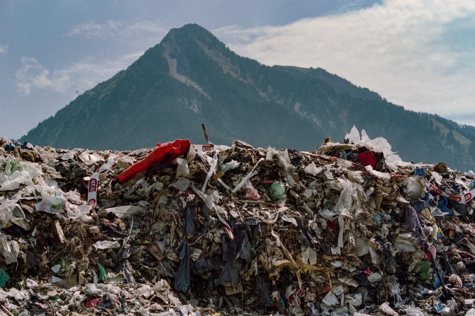 Die Kehrichtdeponie Cholwald bei Ennetmoos im Kanton Nidwalden, aufgenommen im Juli 1996. (KEYSTONE/Str)