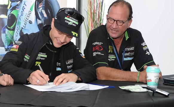 17.08.2014; Bruenn; Motorsport - GP Tschechien;
Dominique Aegerter (M, SUI) verlaengert seinen Vertrag mit dem Team Technomag carXpert. Links Teambesitzer Frederic Cormingbeuf, rechts Manager Robert S ...