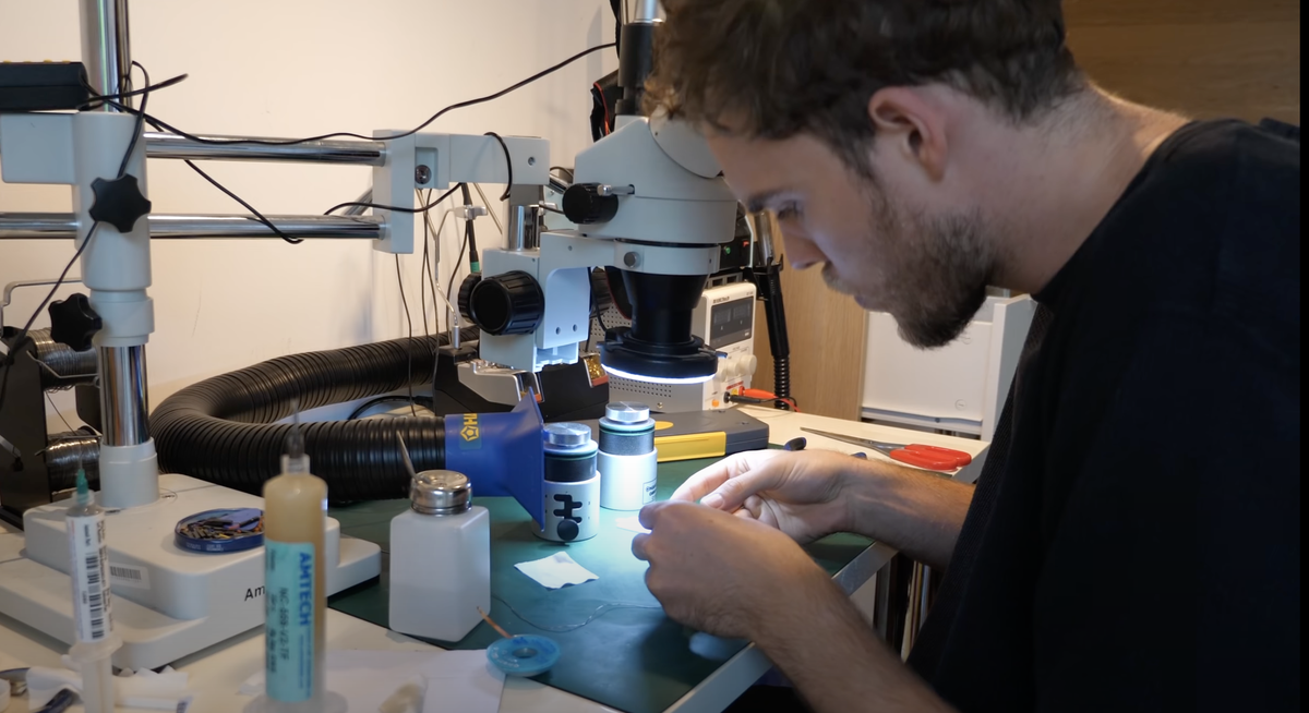 Ein Anschluss, um sie alle zu knechten? Ken Pillonel, der an der Hochschule EPFL in Lausanne studiert, hat Apples «Lightning» mit Reverse-Reverse-Engineering überlistet.