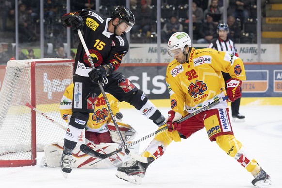 Berns Dustin Jeffrey, links, kaempft um den Puck gegen Biels Goalie Joren van Pottelberghe, hinten, und Noah Schneeberger, rechts, im Qualifikationsspiel der National League zwischen dem SC Bern und d ...