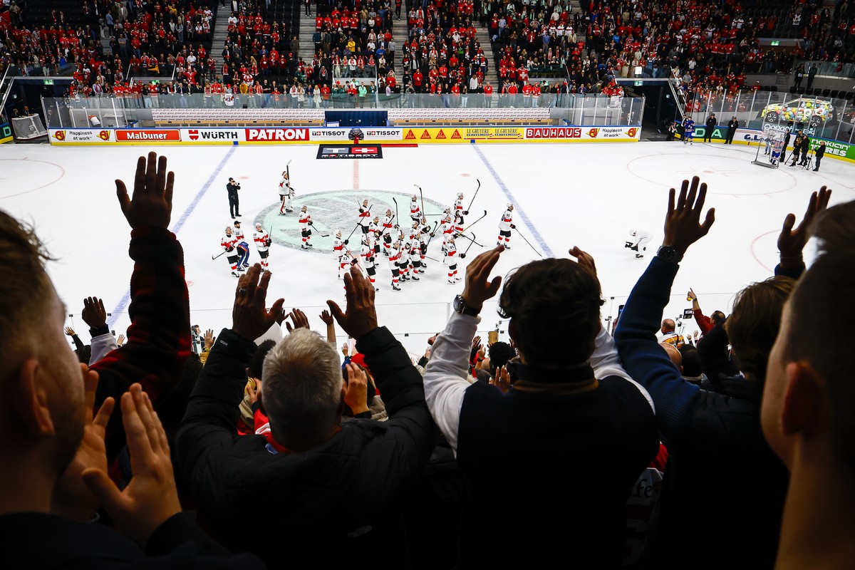 Switzerland's players celebrate their victory in the 2026 IIHF Men's Ice Hockey World Championship preliminary round group A game between United States and Switzerland, at the Swiss Life Are ...