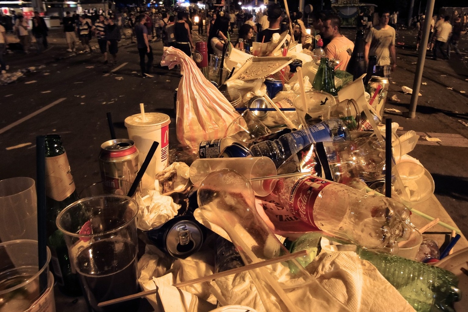 Abfall tuermt sich am Zuerifaescht am Samstag, 3. Juli 2010, in Zuerich. Gegen zwei Millionen Menschen werden an diesem Wochenende in der Zwinglistadt erwartet, um das Fest bei wunderschoenem Sommerwe ...