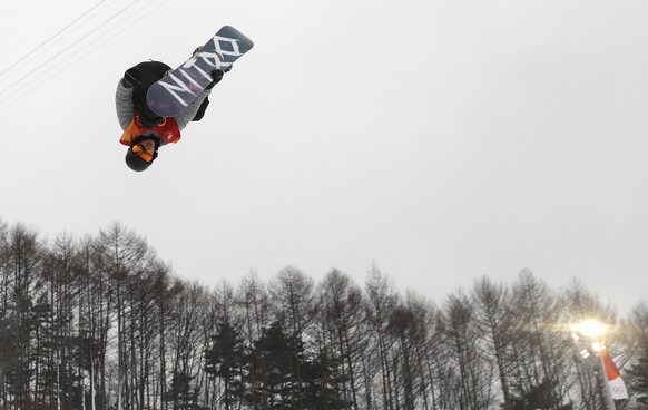 epa06522662 Jan Scherrer of Swwitzerland in action during the Men&#039;s Snowboard Halfpipe competition at the Bokwang Phoenix Park during the PyeongChang 2018 Olympic Games, South Korea, 14 February  ...