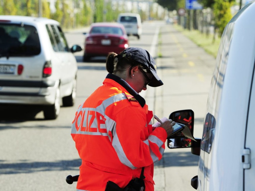 Laut der Stadtpolizei Winterthur ist am Samstagabend in Wülflingen ZH ein 85-Jähriger bei einem Verkehrsunfall ums Leben gekommen. (Symbolbild)