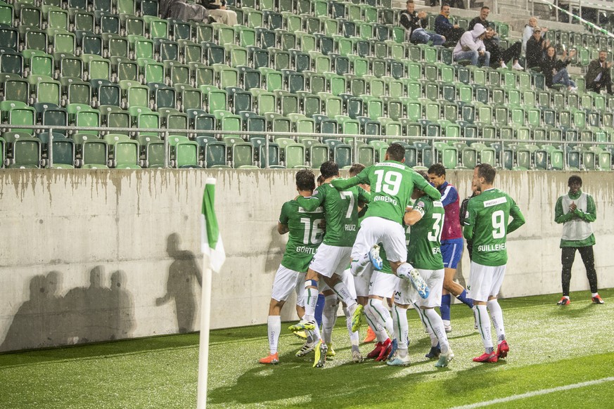 Die St. Galler jubeln zum 4:0 Tor im Fussball Super League Spiel zwischen dem FC St. Gallen und dem FC Luzern, am Donnerstag, 16. Juli 2020, im Kybunpark in St. Gallen. (KEYSTONE/Ennio Leanza)