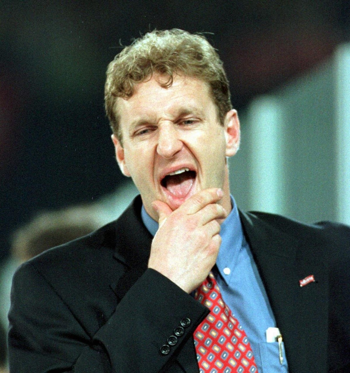 Der Schweizer Eishockey-Nationaltrainer Ralph Krueger macht waehrend des Spiels seiner Equipe gegen die USA bei der Weltmeisterschaft in Zuerich am Samstag, 2. Mai 1998, einen eher nachdenklichen Eind ...