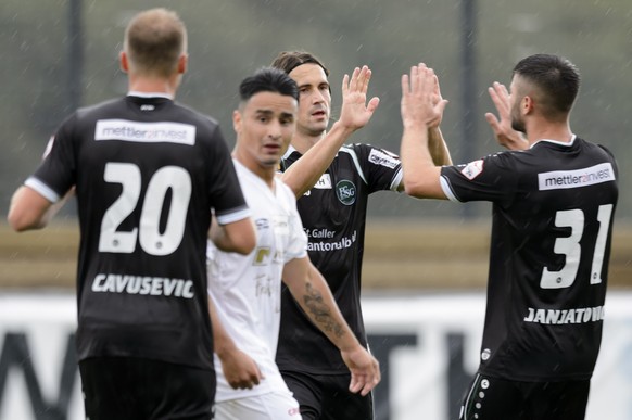 Marco Mathys feiert mit seinen Teamkolegen sein Tor.