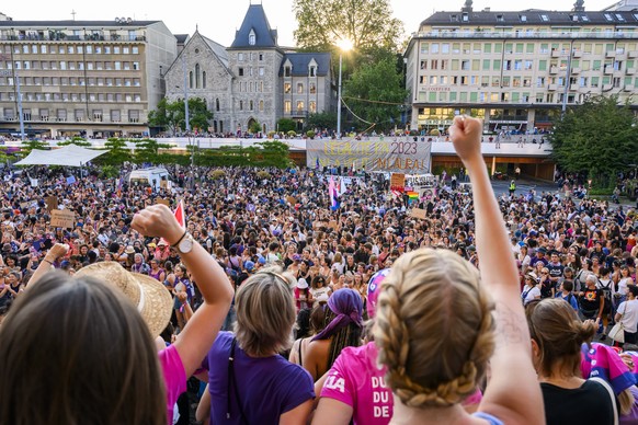 Des femmes manifestent sur la place de la Riponne pendant le grand cortege lors de la Greve feministe le mercredi 14 juin 2023 a Lausanne. (KEYSTONE/Jean-Christophe Bott)