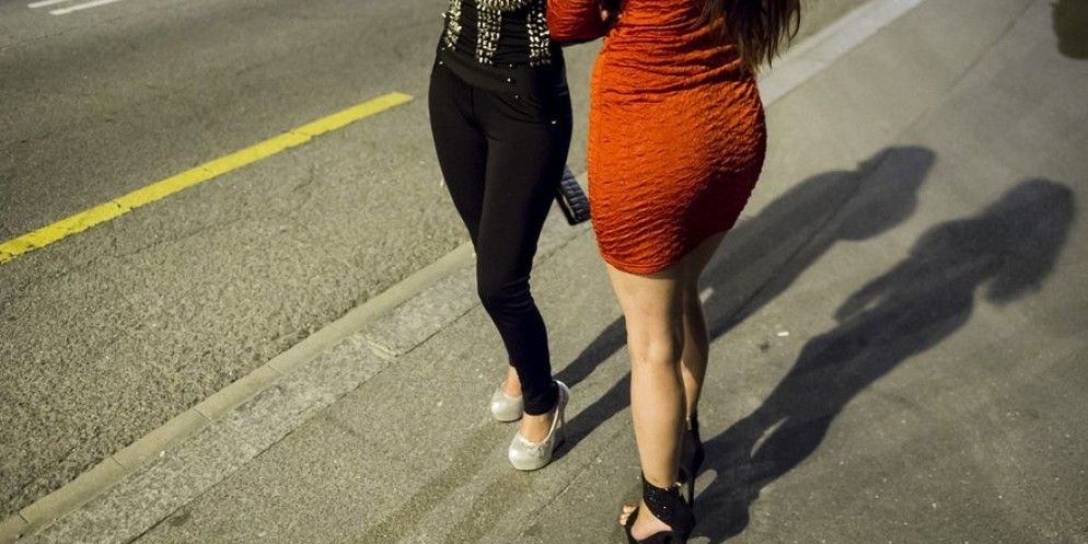 Warum verkaufen Frauen ihren Körper? Eine Zürcher Prostituierte erzählt vom hartem Milieu.