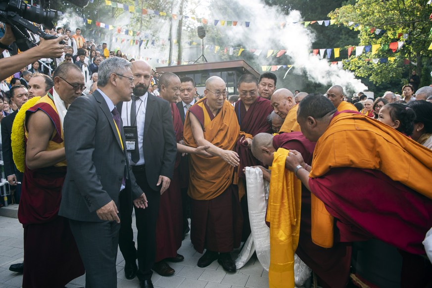epa07036839 Tibetan spiritual leader, the Dalai Lama (C) is welcomed by Tibetans living in Switzerland upon his arrival at the Tibet Institute in Rikon, central Switzerland, 21 September 2018. EPA/ENN ...