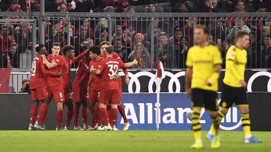 epa07984334 Players of Bayern celebrate the opening goal during the German Bundesliga soccer match between FC Bayern Munich and Borussia Dortmund in Munich, Germany, 09 November 2019. EPA/LUKAS BARTH- ...