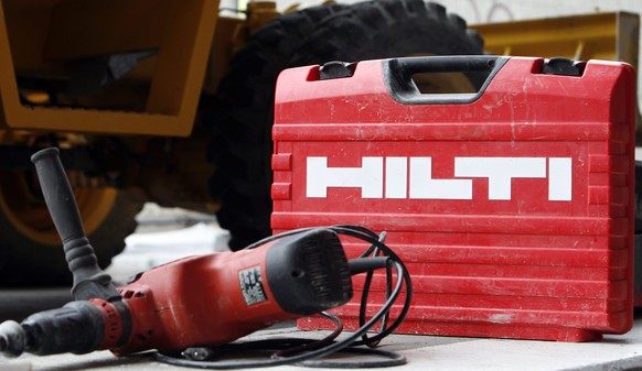 ARCHIV - ZUR BMK VON HILTI STELLEN WIR IHNEN FOLGENDES BILDMATERIAL ZUR VERFUEGUNG, AM FREITAG, 15. MAERZ 2019 - Ein Maschinenkoffer des Liechtensteiner Bautechnologiekonzerns Hilti steht auf einer Ba ...