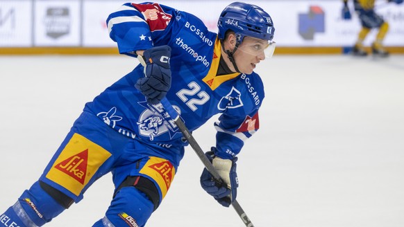Nando Eggenberger von Zug beim Eishockey Qualifikationsspiel der National League zwischen dem EV Zug und dem HC Davos am Samstag, 28. September 2024 in Zug. (KEYSTONE/Urs Flueeler).