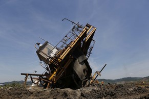 Zerstörte Maschine bei einer Kohlemine in Bosnien