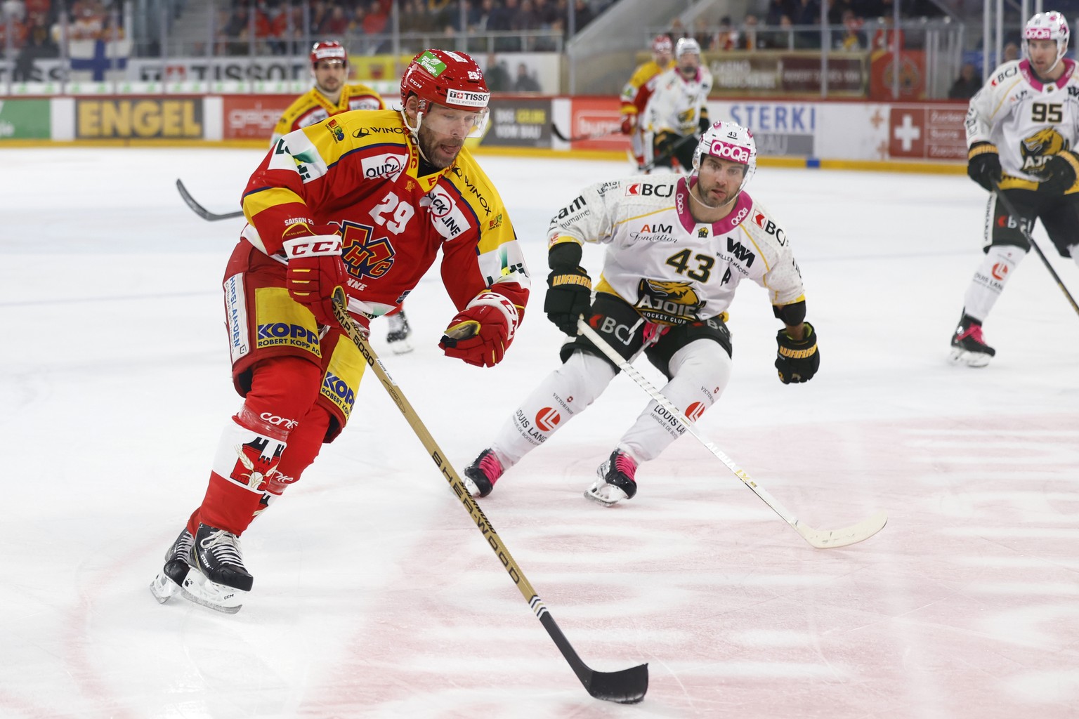 Biels Beat Forster, vorne, und Ajoies T.J. Brennan in Aktion im Eishockey Meisterschaftsspiel der National League zwischen dem EHC Biel und HC Ajoie, am Samstag, 6. Januar 2024, in der Tissot Arena in ...