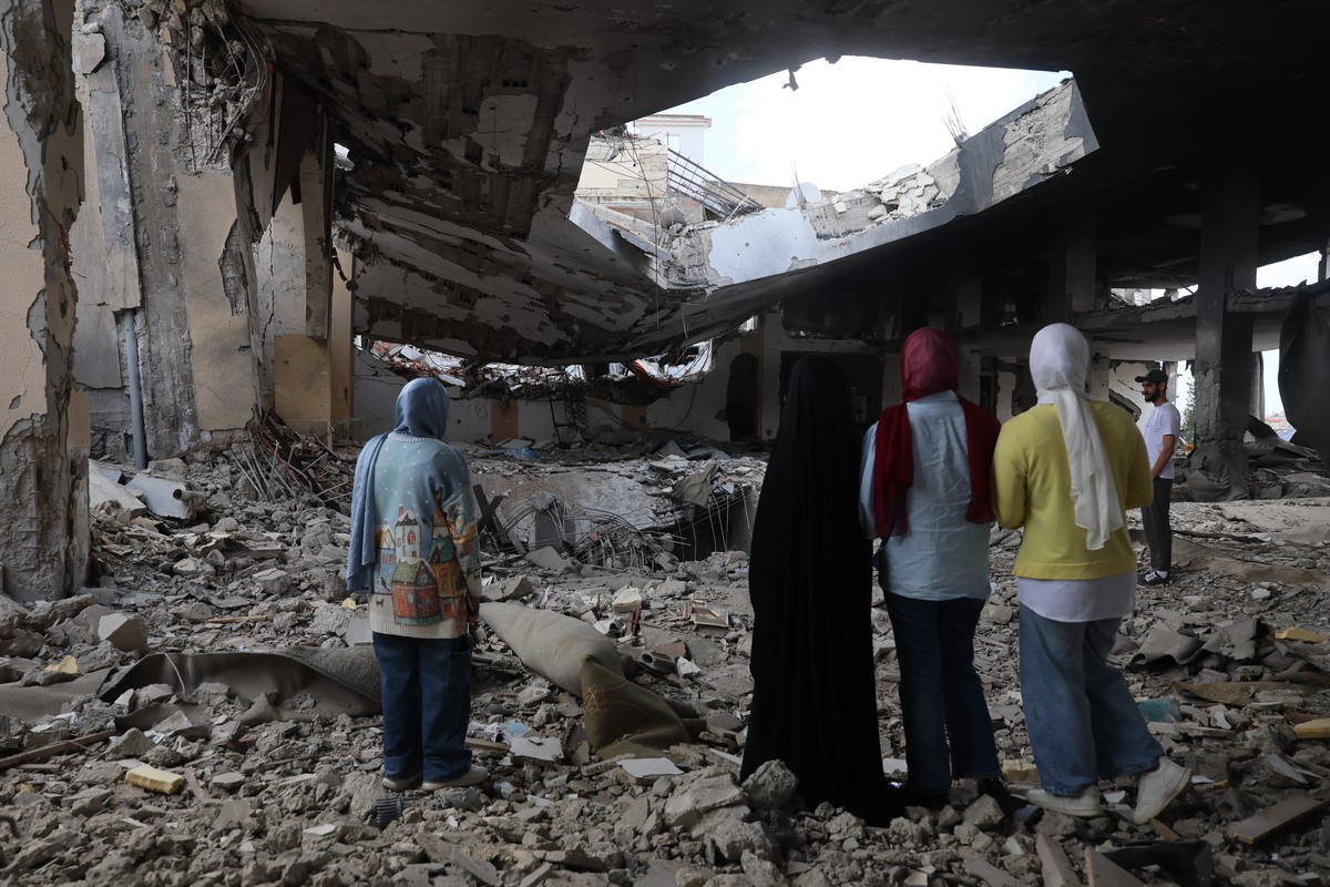 epa12904938 People stand amid the ruble of a mosque that was damaged in an Israeli airstrike in Jibchit village, southern Lebanon, 21 April 2026. Israel and Lebanon have agreed to a 10-day ceasefire,  ...