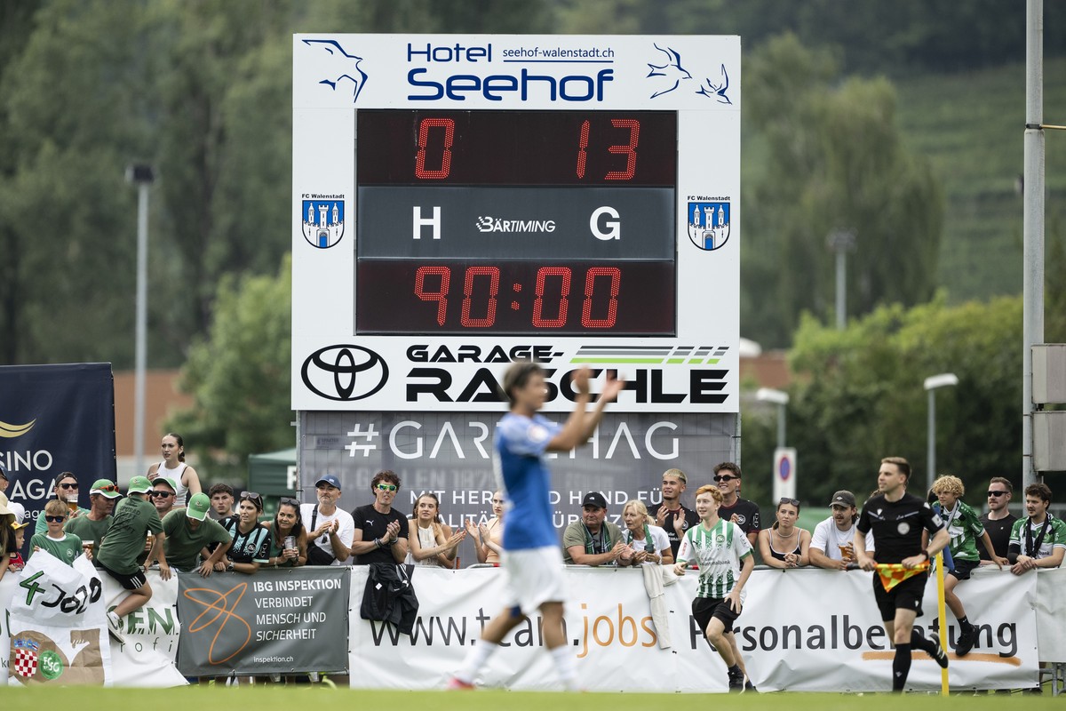 Das Spiel endet 0-13 in der ersten Runde im Schweizer Cup Fussballspiel zwischen dem FC Walenstadt und dem FC St. Gallen, am Samstag, 16. August 2025 auf dem Sportplatz Exi in Walenstadt. (KEYSTONE/Gi ...