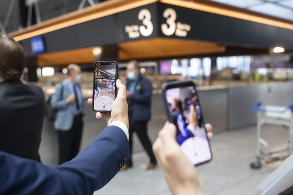 Ein Mann haelt sein Telefon anlaesslich einer Praesentation des neuen Google-Features &quot;Live View&quot; Navigation von Google Maps im Flughafen in Zuerich, aufgenommen am Freitag, 1. Oktober 2021. ...