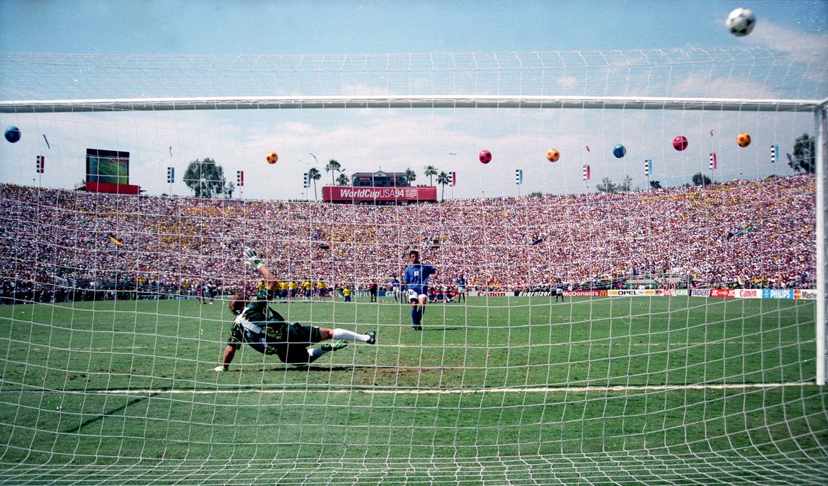 ITALY'S BAGGIO SENDS BALL OVER NET AS BRAZILIAN GOALKEEPER TAFARREL DIVES WRONG WAY DURING SHOOTOUT AT WORLD CUP IN PASADENA. Italy's Roberto Baggio sends the ball over the net (R) as Brazil ...