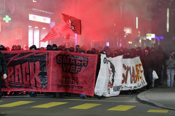 Anti-Wef demonstration Smash WEF - Fight back in Zurich on Tuesday January 16, 2024. (KEYSTONE/Walter Bieri)