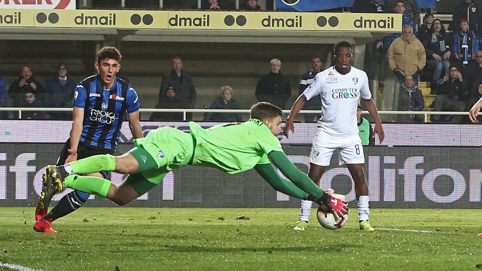 epa07509069 Empoli&#039;s goalkeeper Bartlomiej Dragowski in action during the Italian Serie A soccer match Atalanta BC vs Empoli FC at the Atleti Azzurri d&#039;Italia stadium in Bergamo, Italy, 15 A ...