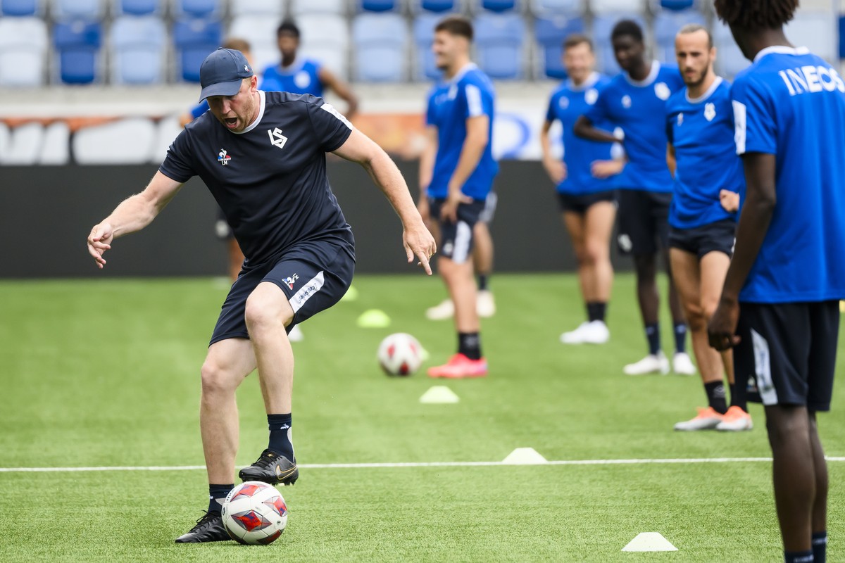 L'entraineur du FC Lausanne-Sport Ludovic Magnin donne des consignes a ses joueurs lors de la reprise de l'entrainement du FC Lausanne-Sport pour la saison 2023/24 du championnat de football ...