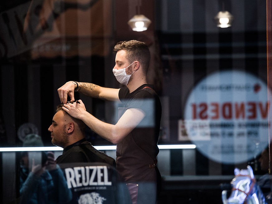 Die Haare der Tessiner werden länger - jedenfalls schneidet sie nicht mehr der Coiffeur.