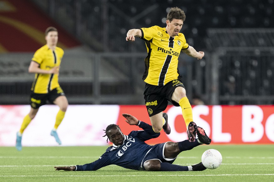 Christian Fassnacht (YB) (oben) kaempft um den Ball mit Fousseni Diabate (LS) (unten) im Fussball Meisterschaftsspiel der Swiss Super League zwischen BSC Young Boys, YB, und FC Lausanne-Sport, LS, vom ...