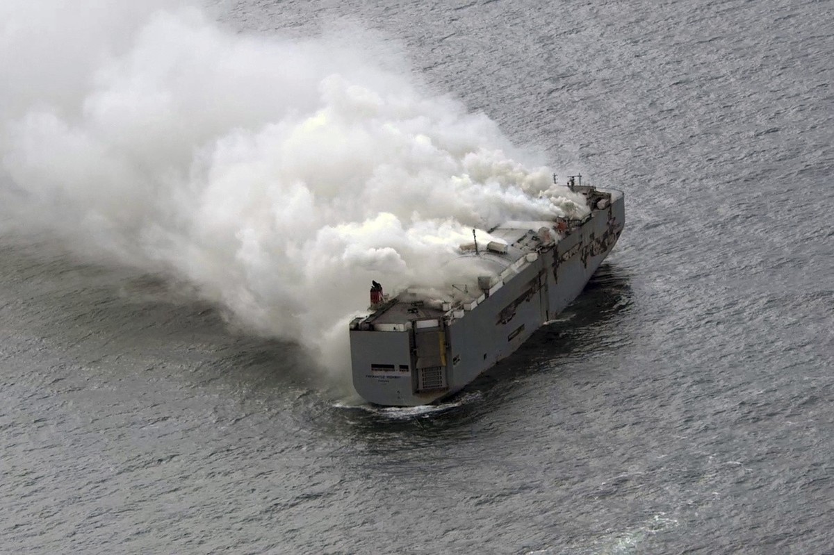 Incendie du cargo Fremantle Highway: une batterie lithium-ion d'une voiture électrique serait la cause du feu.