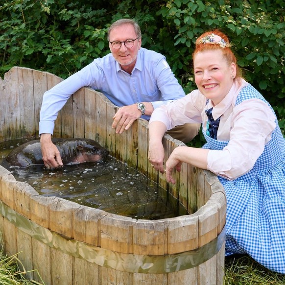 Enie van de Meiklokjes mit Zwergflusspferd Brötchen im Zoo Berlin, Juni 2026.