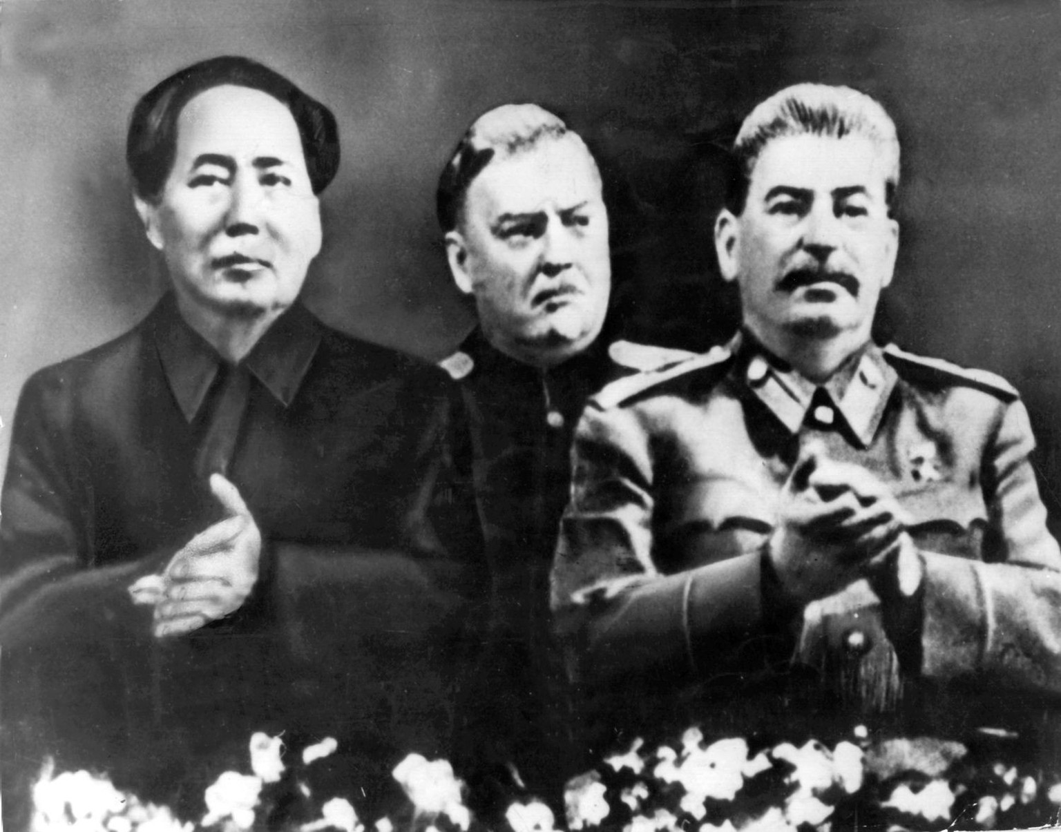 Mao Tsetung (links), Nikolai Bulganin (mitte) und Josef Stalin (rechts) anlaesslich eines Besuch Maos in Moskau im Dezember 1949. (KEYSTONE/Photopress-Archiv/Str)