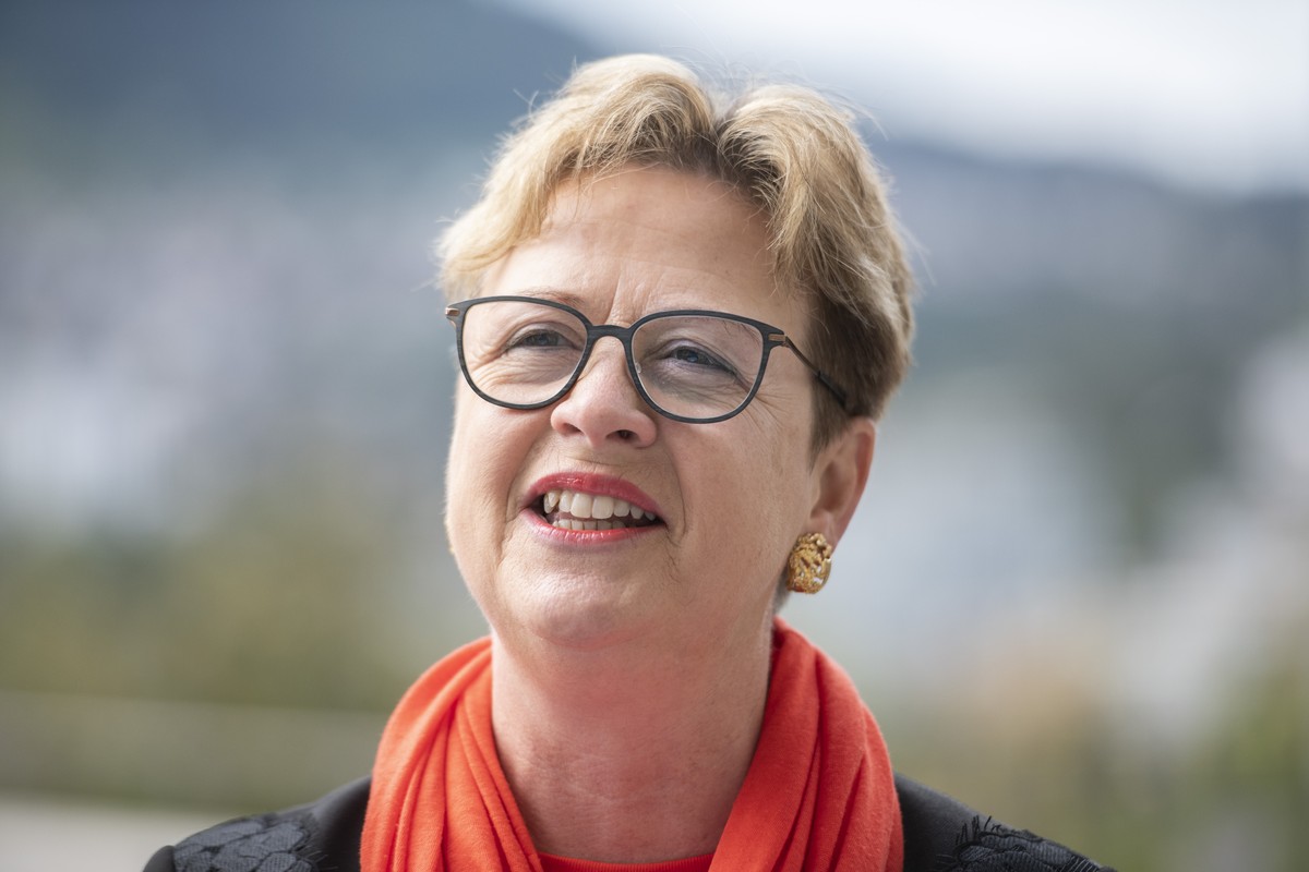 Edith Graf-Litscher, SP-Nationalraetin und Praesidentin der Kommission fuer Verkehr und Fernmeldewesen, bei der Einreichung der Petition "Stopp dem Personalabbau bei der Swisscom", am Montag ...
