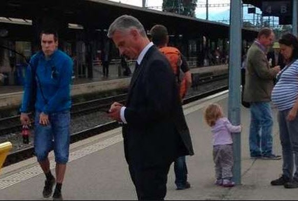 Wie es aussieht, wenn US-Präsident Trump irgendwo aufkreuzt? So!
...und bei uns so