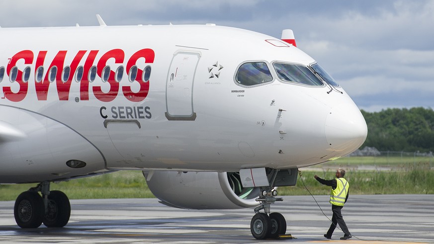 A ground crew operator detaches a cable from a Bombardier C Series 100 aircraft prior to a demonstration flight in Mirabel, Quebec, Wednesday, June 29, 2016. (Graham Hughes/The Canadian Press via AP)