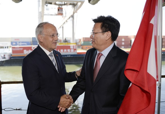 Juli 2014: Bundesrat Johann Schneider-Ammann mit Yu Jianhua, Botschafter Chinas bei der Welthandelsorganisation WTO, an der Feier zum Inkrafttreten des Freihandelsabkommens zwischen der Schweiz und Ch ...