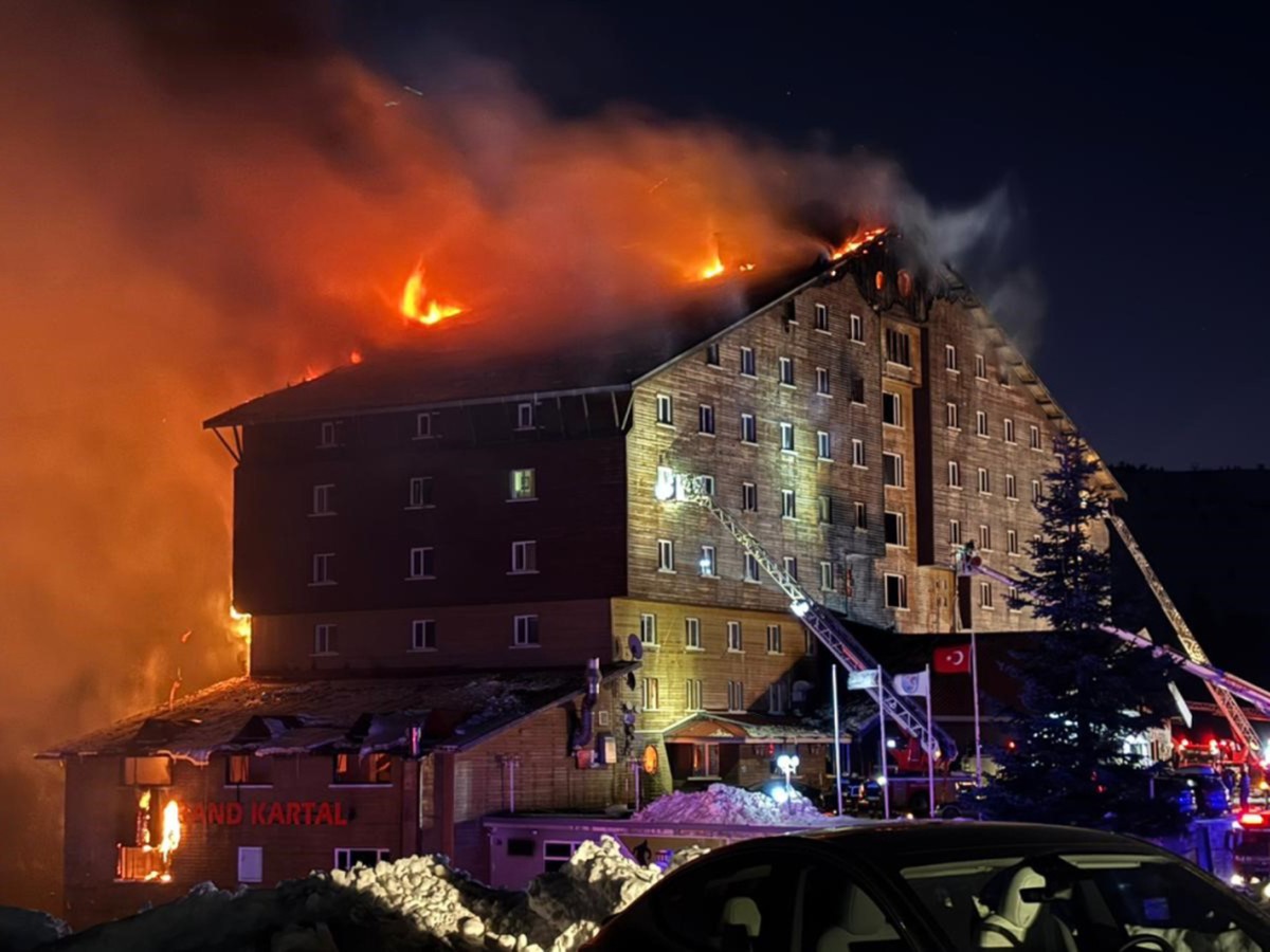 Le bilan de l'incendie a grimp� � 76 morts dans l'h�tel Kartalkaya. Les flammes se sont propag�es rapidement en raison notamment du bardage en bois.
