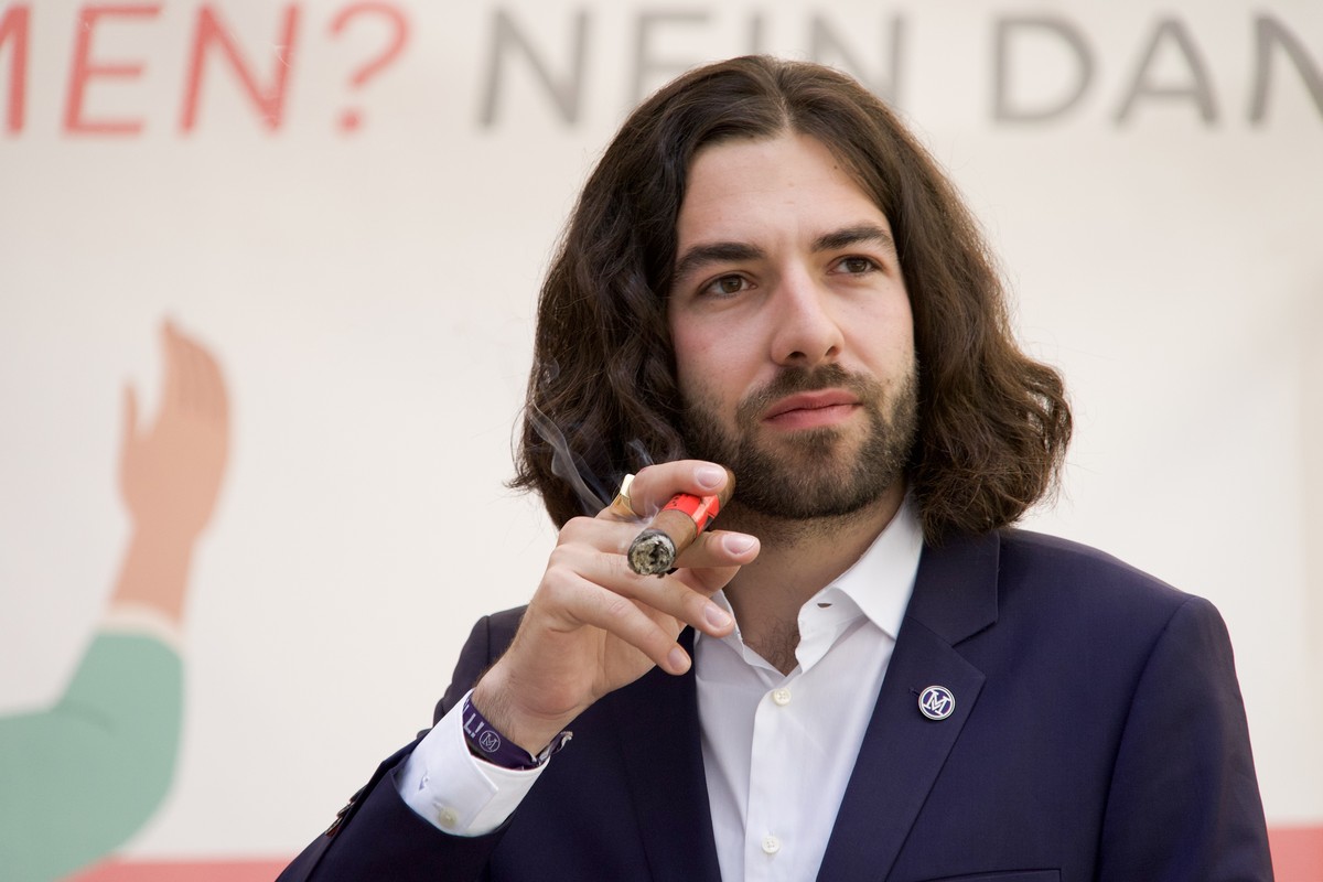 Coronamassnahmen-Kritiker Nicolas Rimoldi raucht eine Zigarre diskutiert am Stamm der Gegner der Vorlage zum Covid-19 Gesetz, welche an diesem Sonntag zur Eidgenoessischen Abstimmung kam, am Sonntag,  ...